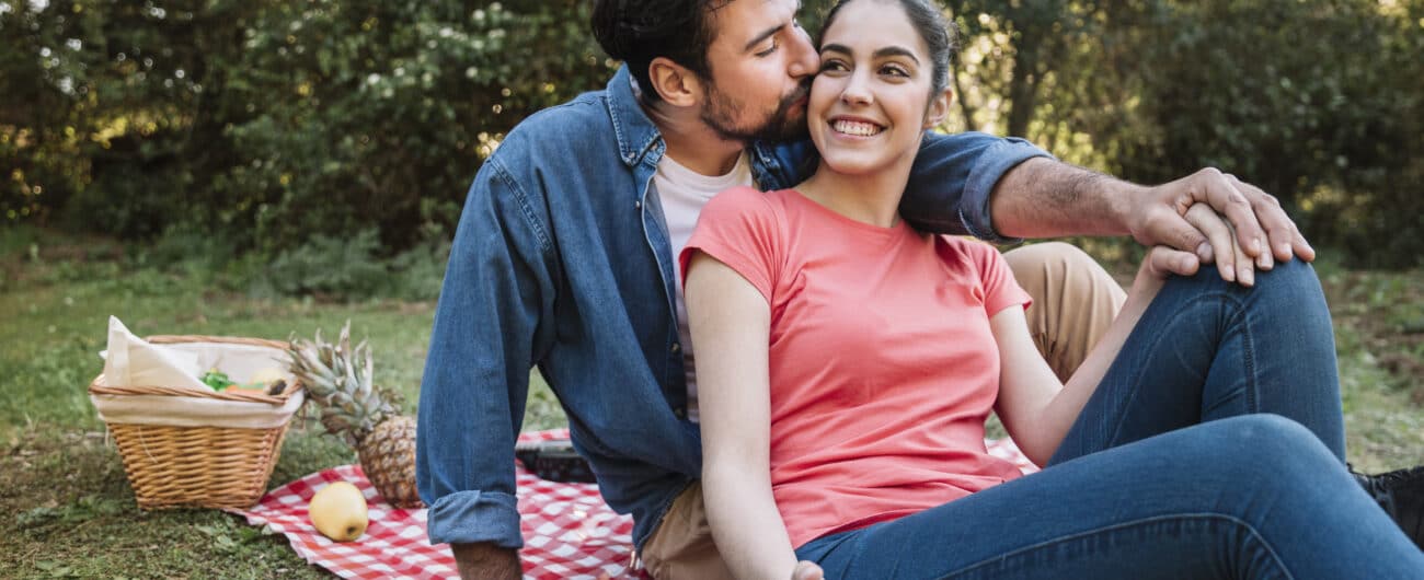 picnic-concept-with-couple-love