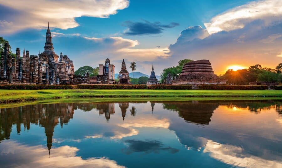 buddha-statue-wat-mahathat-temple-precinct-sukhothai-historical-park_335224-907