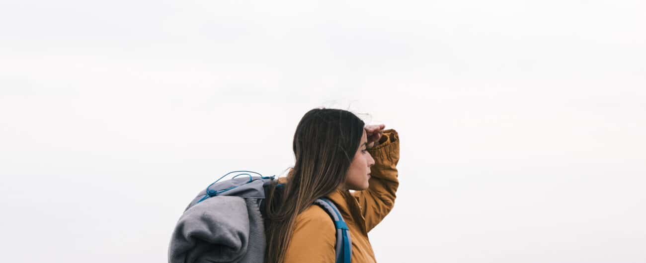 female-hiker-with-his-backpack-looking-view